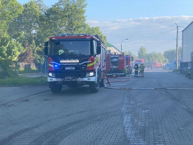 Ogromny, nocny pożar w Czechowicach-Dziedzicach. Płonęły boksy ze śmieciami