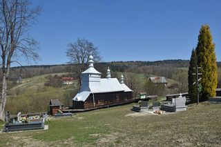 To jedna z najpiękniejszych cerkwi w Małopolsce. Znajduje się w malowniczej wsi 