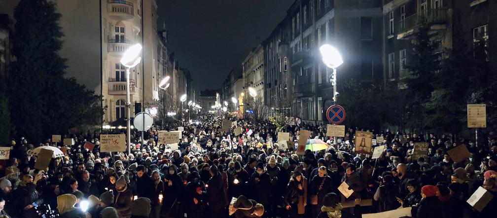 Na ulicach Katowic pojawiły się tłumy. Protestujący szli pod hasłem: Ani jednej więcej [ZDJĘCIA]