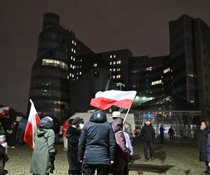 Kolejny dzień protestu przed siedzibą TVP