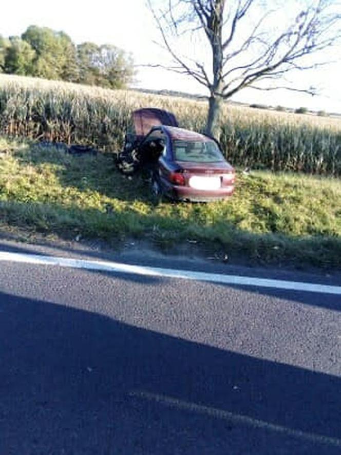 Samochód wypadł z drogi i dachował. Groźny wypadek pod Wrocławiem