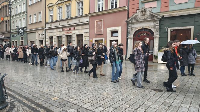 Polonez dla Fredry 2025 we Wrocławiu. Maturzyści zatańczyli na Rynku [ZDJĘCIA]