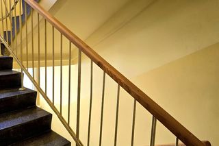 W PRL-u były w każdym budynku. Dziś ponownie są wnętrzarskim hitem