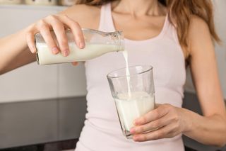 5 korzyści z codziennego picia mleka. Oto jak reagują twoje kości