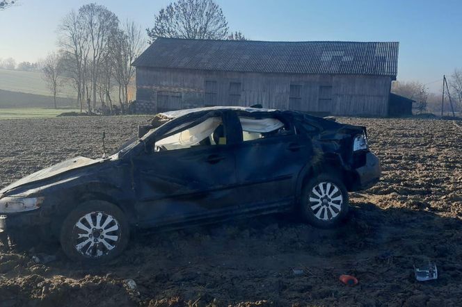 Pijana 25-latka dobijała się do domu. Niedaleko znaleziono rozbite volvo