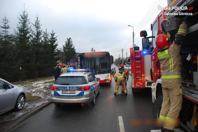Pijany kierowca kradzionym autem wjechał w autobus. Dwie osoby w szpitalu