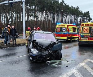 Nie ma świateł, jest kolizja. Zderzenie na dużym skrzyżowaniu w Lesznie