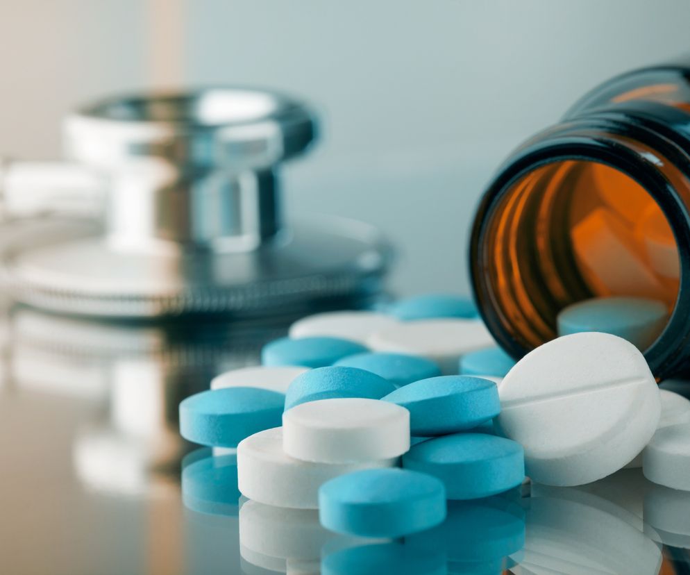 Cefalosporyny, tak jak wszystkie antybiotyki zaliczane do grupy β-laktamów, hamują budowę ściany komórkowej bakterii.