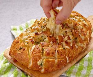 Chlebek z brie, żurawiną i miodem. Idealny nie tylko na świąteczną przekąskę