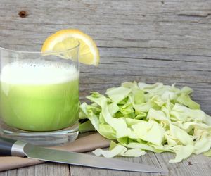 Sok z białej kapusty czyni cuda. Babciny sposób na zdrowe stawy i piękną cerę