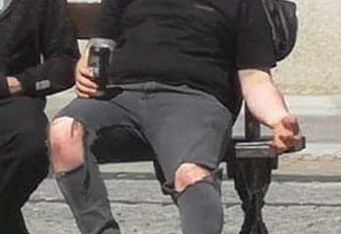 Daniel Martyniuk z puszką piwa w ręce w centrum Białegostoku
