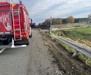 A4 koło Tarnowa: Ciężarówka z 23t farby wciąż blokuje pas. Utrudnienia