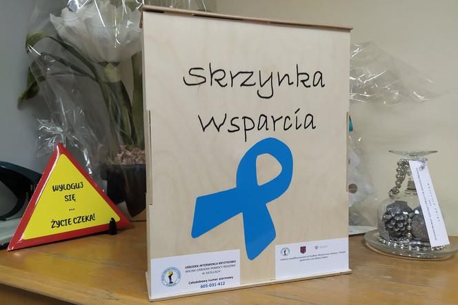 Skrzynki wsparcia można znaleźć w różnych instytucjach, organizacjach pomocowych, placówkach zdrowia i szkołach w Siedlcach