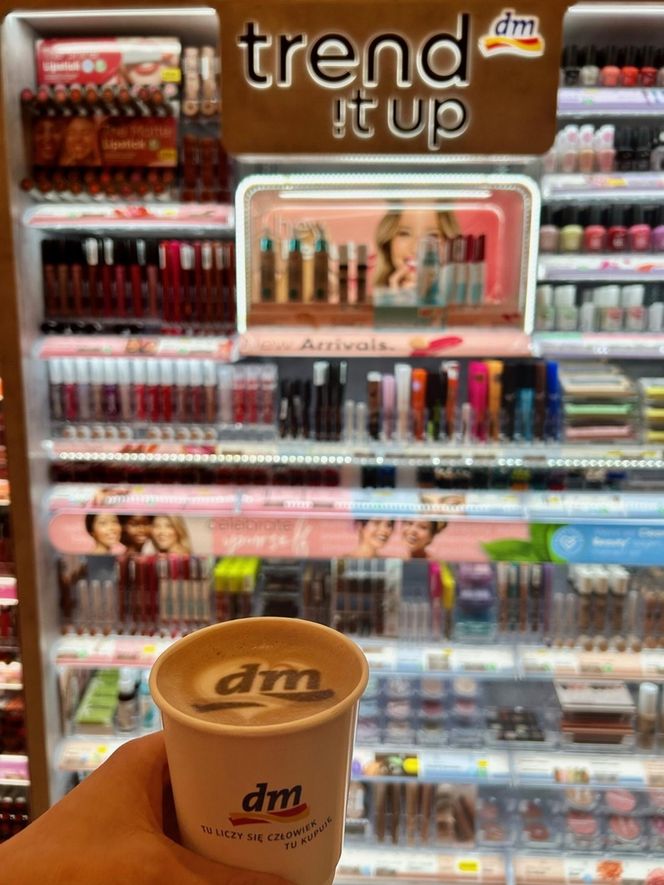 Konkurent Rossmanna otwiera kolejny sklep w Warszawie. Drogeria DM