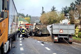 Traktor i samochody zderzyły się w Ujściu – droga czasowo zamknięta