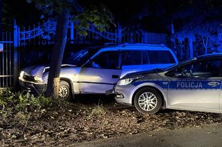 Nocny pościg. Samochodem huknął w drzewo, uciekając zgubił klapki!