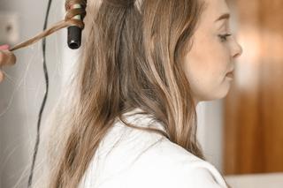 Najmodniejsze fryzury na studniówkę 2023