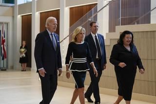 Prezydent Joe Biden w ambasadzie składa kondolencje po śmierci królowej Elżbiety II