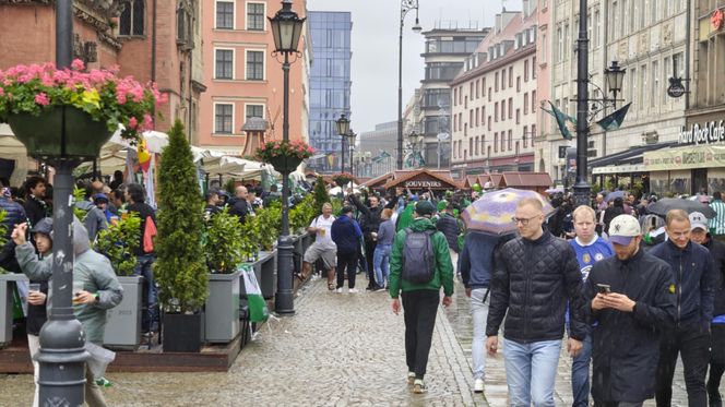 Gorąco przed finałem Ligii Konferencji we Wrocławiu. Tysiące kibiców na Rynku