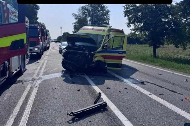 Zderzenie trzech pojazdów w Starym Opolu. Dwie osoby trafiły do szpitala