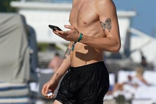Shawn Mendes na plaży bez koszulki