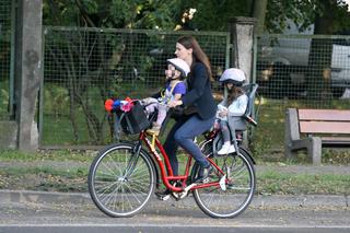 Agnieszka Pomaska na rowerze z dziećmi