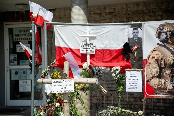 Mateusz oddał życie za ojczyznę. Tak warszawiacy podziękowali mu za służbę. Łzy same napływają do oczu