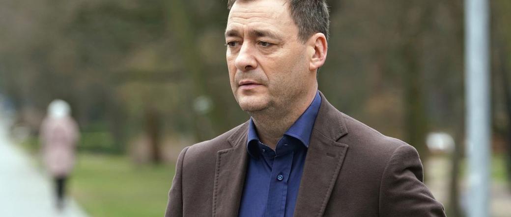 Artur nie chce się poddać na żonie.