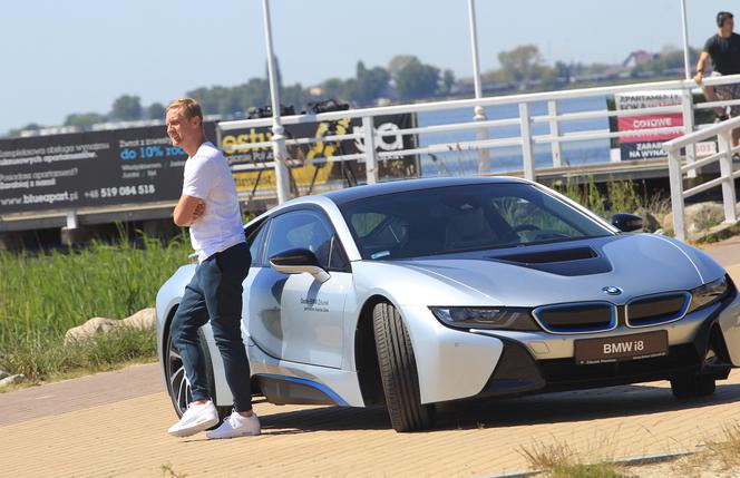 Kamil Glik jeździ BMW i8