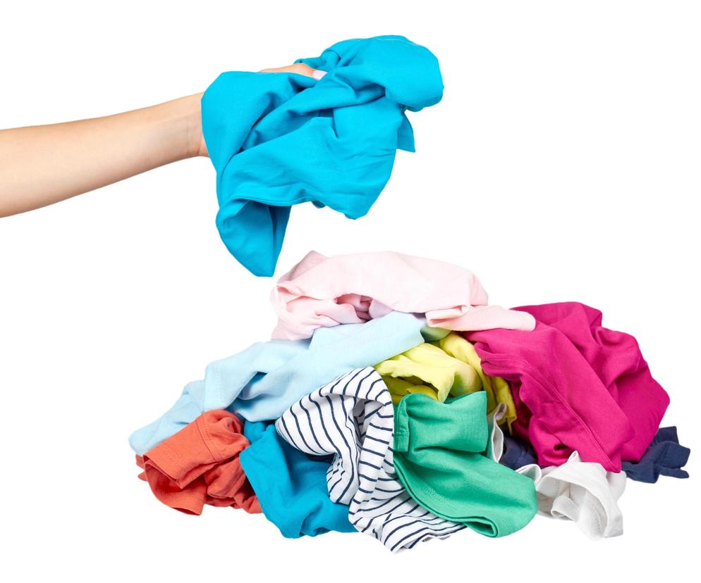 Jak przywrócić kolor wyblakłym ubraniom? Domowy sposób na pranie kolorów