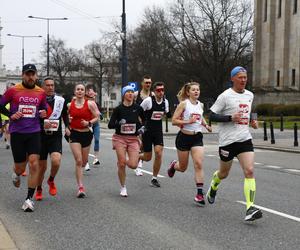 Bieg na Piątkę 2024, Warszawa - zdjęcia. Biegłeś? Szukaj się w galerii!