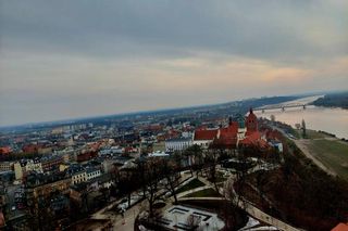 Kierunek: Grudziądz. Kuszą tężnia w szklanej piramidzie i unikatowe spichrze nad Wisłą. Z jednej strony są jak kamieniczki, z drugiej jak mury obronne