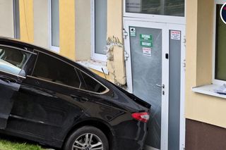 Auto staranowało ludzi i uderzyło w budynek szpitala. Groźny incydent w Otwocku