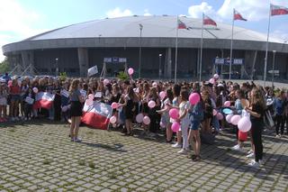 2 Akcja fanów Ariany Grande pod łódzką Atlas Areną