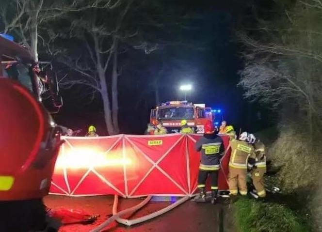 Dwie osoby zginęły w wypadku drogowym w Kąśnej Górnej w Małopolsce. 
