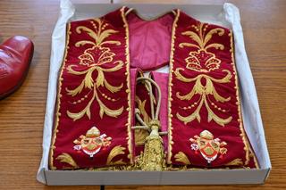 Buty Benedykta XVI trafiły doBydgoszczy. Przekazał też specjalną bieliznę. Powstaje dla nich muezum