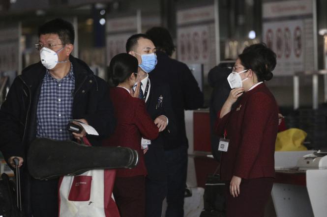 Ludzie w maskach na lotnisku w Chinach