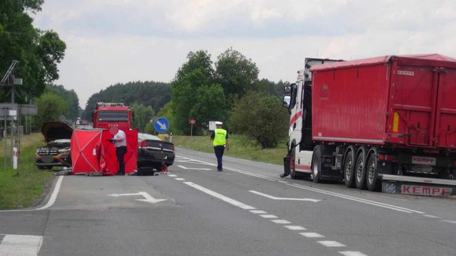 Makabryczny wypadek na DK 60. TIR zmasakrował osobówkę. Jedna osoba nie żyje