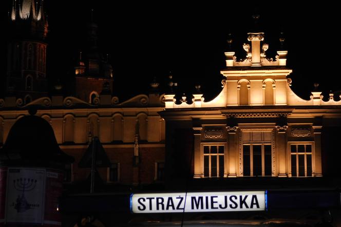 Dramatyczna akcja w centrum Krakowa. Mężczyzna leżał w kałuży krwi