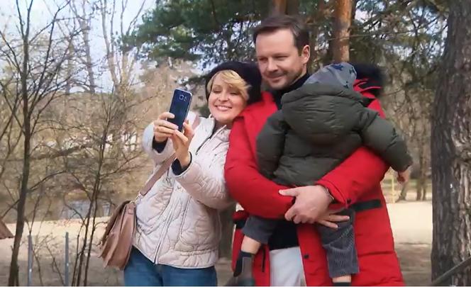 Barwy szczęścia po wakacjach 2022. Bruno (Lesław Żurek), Bożena (Marieta Żukowska), Tadzio (Józio Trojanowski)