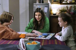 Barwy szczęścia, odc. 2875: Agata (Natalia Zambrzycka), Marysia (Nina Szumowska), Emil (Artem Malashchuk