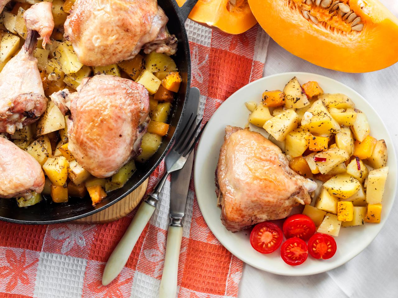 Duszone udka kurczaka z dynią, jabłkami i ziemniakami - jesienne pocieszenie