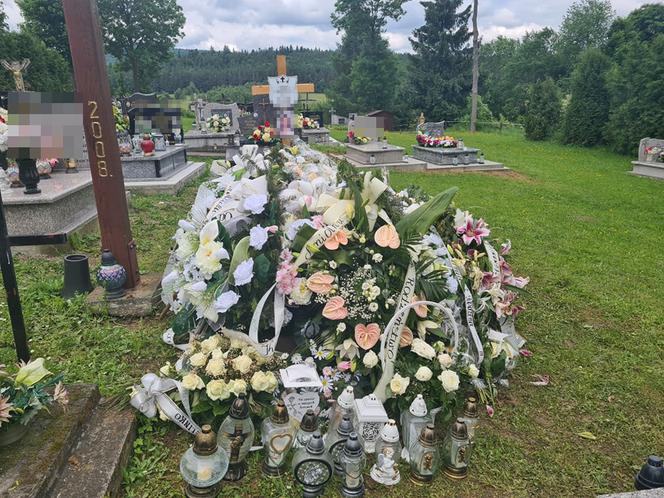 Barwinek. Grób 18-letniej Eweliny w morzu kwiatów i zniczy [ZDJĘCIA]