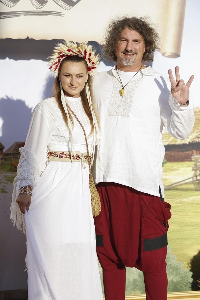 Premiera serialu "1670"! Herman w gorsecie, kwiecista Dębska i Byczkowska w białych majtkach