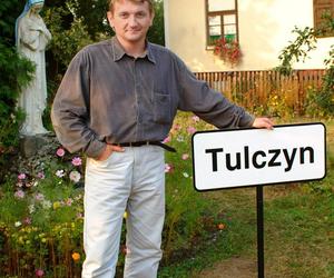 Jak zmienił się Dariusz Kowalski, serialowy Janusz Tracz z Plebanii?