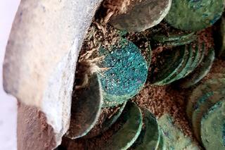 Dzban wypełniony pieniędzmi wykopany na polu pod Parczewem. To historyczny skarb!