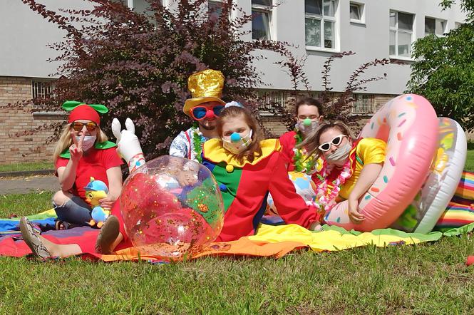 Wolontariusze Fundacji Dr Clown pod oknami szpitala