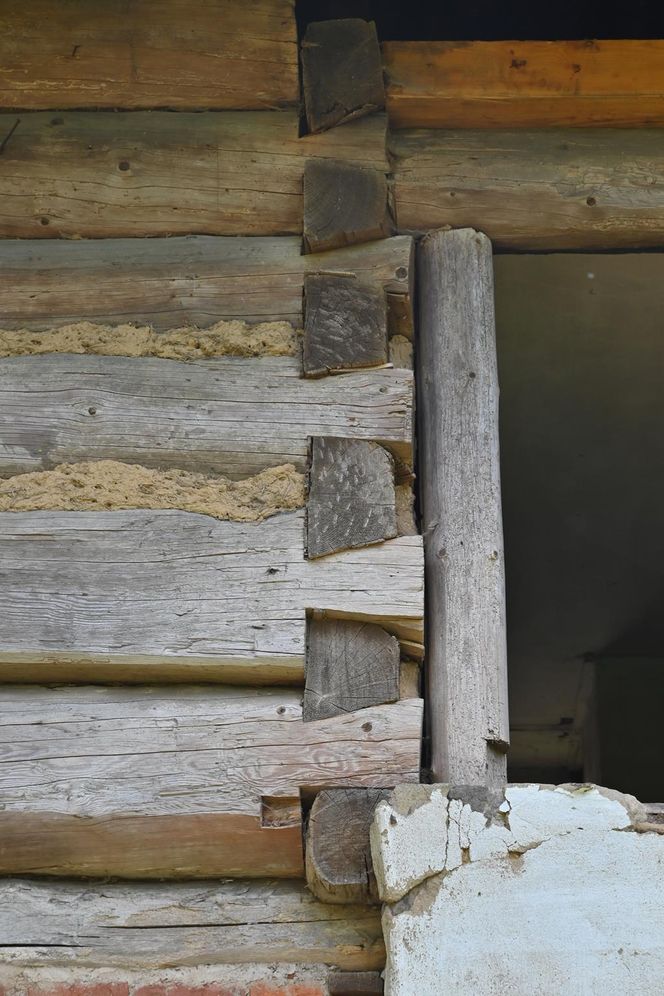 Zabytkowy dom kowala z kuźnią przechodzi remont - prace prowadzi Witold Podsiadło, spec nad spece w dziedzinie tradycyjnego budownictwa Dolnego Śląska.