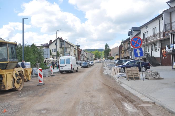 Nowa Słupia - rynek i ulica Świętokrzyska. Wiosna 2025