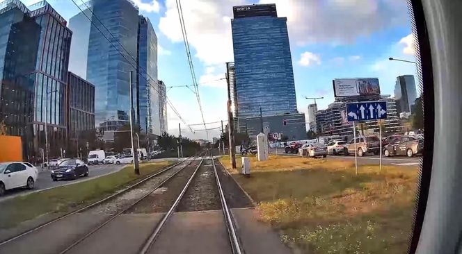 Wstrząsające nagranie z tramwaju. Rowerzysta przejechał na czerwonym świetle przez pasy